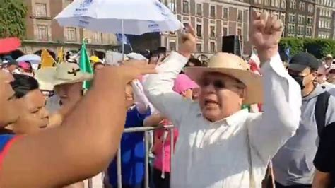 A gritos y empujones CNTE choca contra la Marea Rosa en el Zócalo