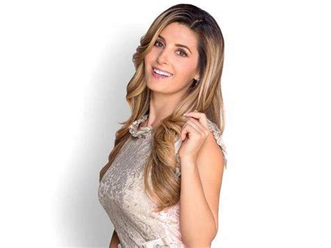Mayrín Villanueva explota su sensualidad en diminuto bikini rojo y tanga Publinews