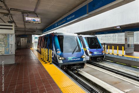 Miami Fl Usa April 19 2019 Metromover In Downtown Miami