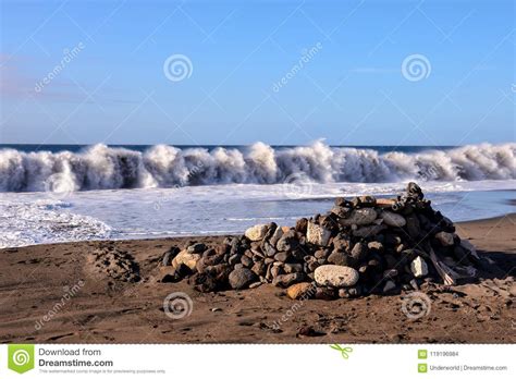 Grandes Ondas Que Quebram Na Costa Foto De Stock Imagem De