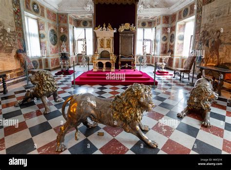 Haupthalle oder in der Großen Halle mit silbernen Löwen und Throne