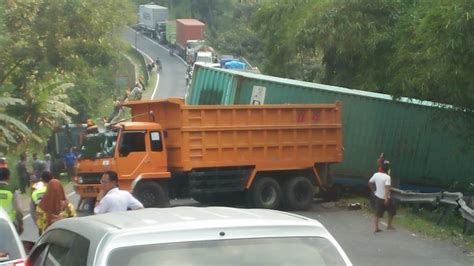 BREAKING NEWS Truk Kontainer Terguling Di Jambu Semarang Bikin Macet