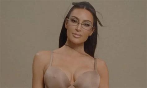 Marca de Kim Kardashian causa polêmica ao lançar sutiã mamilos