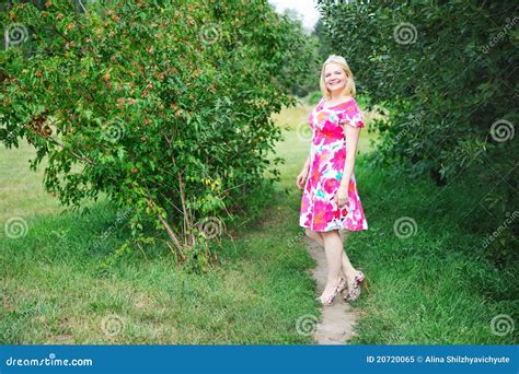 Volledig Lengteportret Van Glimlachende Blonde Vrouw Stock Afbeelding Image Of Bloem