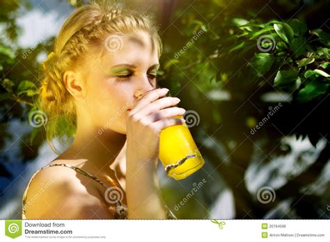 Muchacha Que Bebe El Zumo De Naranja Foto De Archivo Imagen De Cubo