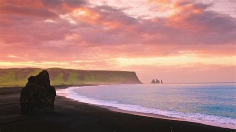 Time-Lapse Shows the Beauty of Iceland During Perpetual Golden Hour ...