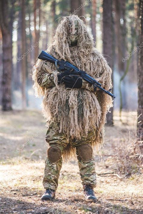 Francotirador En Traje Camuflado Con Rifle 2022