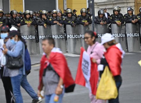 Protestas En Perú Al Menos 6 Manifestantes Muertos En Primer Día De Emergencia Nacional