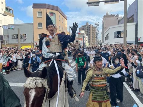 三嶋大祭りの頼朝公旗挙げ行列に参加した左から野添義弘大泉洋迫田孝也ティモンディ高岸宏行CNHK スポニチ