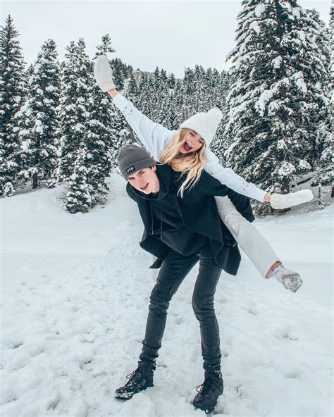 La Imagen Puede Contener 2 Personas Personas De Pie Nieve árbol