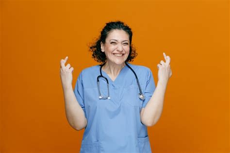 Sonriente Doctora De Mediana Edad Con Uniforme Y Estetoscopio Alrededor