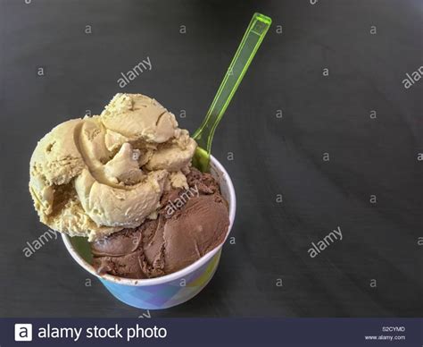 Dos Mbitos De Helado En Un Vaso Desechable Y Una Cuchara De Pl Stico