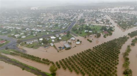 Man Dies In Queensland Floodwaters As Heavy Rainfall Causes Inglewood To Be Evacuated Cars