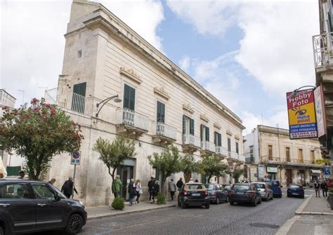 Arquitectura Barroca A Lo Largo De Una Calle En La Ciudad De Ostuni