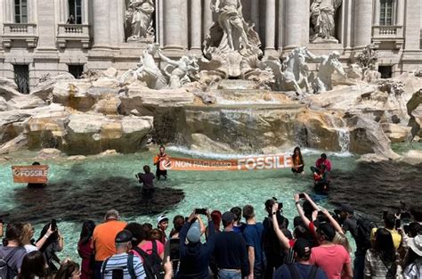 Italia Activistas Ti En De Negro La Fontana De Trevi De Roma