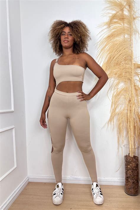 Macacão Feminino Ravenna Longo Detalhes Em Argolas Nude