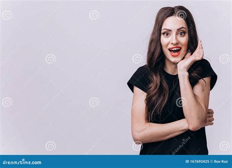 Het Mooie Brunette Meisje Met Mouth Open Is Prachtig Verbazingwekkend Stock Afbeelding Image