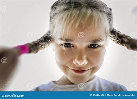 Closeup Portrait Candide D Une Fille Mignonne Avec Deux Tresses