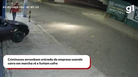 V Deo Criminosos Arrombam Entrada De Empresa Usando Carro Em Marcha R