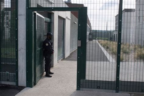 Un détenu s évade lors d une sortie à la piscine