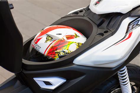Revista Scooter Nuevos Yamaha Aerox R Y Aerox R Naked