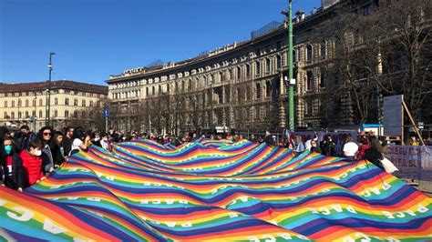 Per L Marzo Milano Scende In Piazza Si Manifesta Contro La Guerra E