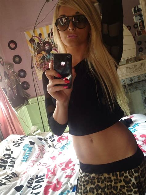 Une Grosse Chienne Blonde Qui Fais Sa Pute Sur Les Reseaux 44 169