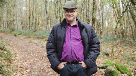 Olivier l Amour est dans le pré en couple pendant le tournage