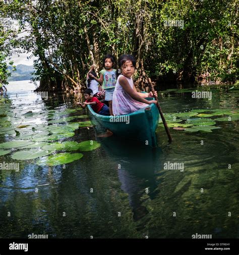 Guatemaltekische Kinder Canoing Fotos Und Bildmaterial In Hoher