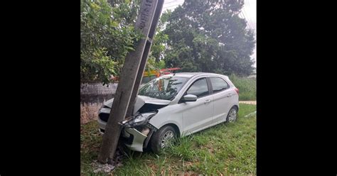 Motorista Fica Ferido Ap S Bater Carro Contra Poste Em Itapo