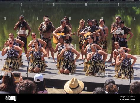 Maori Women Hi Res Stock Photography And Images Alamy