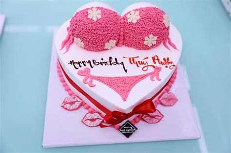 Bánh sinh nhật 18 tạo hình 3d cặp ngực và bikini màu hồng đẹp độc đáo