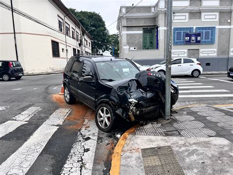 Carro se envolve em acidente ônibus em cruzamento de Mogi das