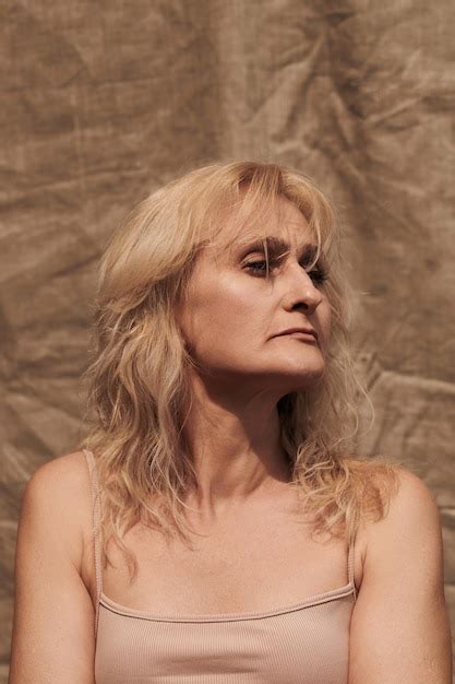 Belle Blonde Femme D Ge Moyen Visage Fort Regardant Sur Le C T Portrait L Gante Dame Mature
