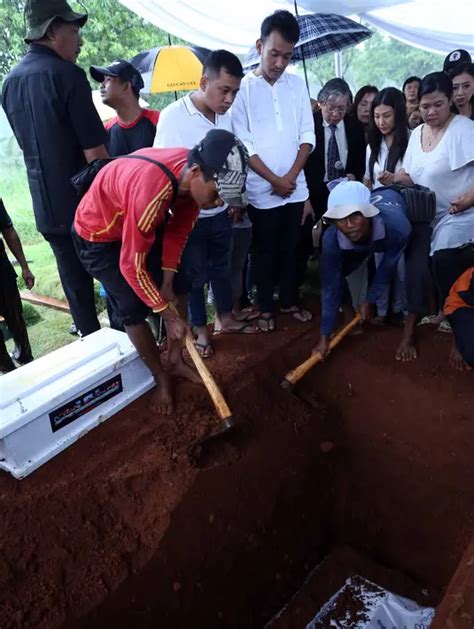 Suasana Haru Pemakaman Ayah Ruben Onsu Photo Fimela