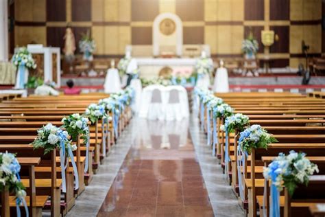 Interior de la iglesia cristiana con decoración de flores de boda