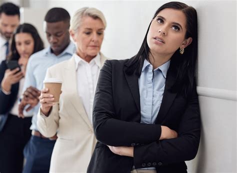 Sala De Espera Cansada E Mulher Na Fila Para Aplica O De Emprego De