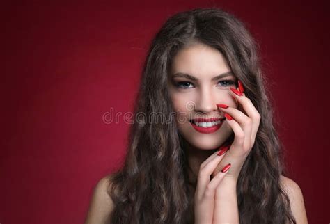 Mulher Bonita Sensual Que Levanta No Vestido Vermelho Menina Cabelo