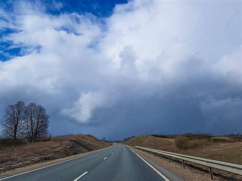 瀝青路和雲彩在天空冒險戶外空蕩盪 照片背景圖桌布圖片免費下載 Pngtree