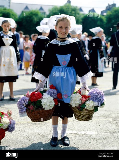 Costume Traditionnel Breton Jeune Fille En Costume Traditionnel