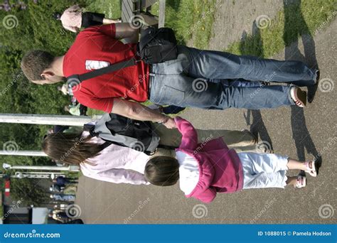 Promenade De Famille Image Stock Image Du Femelle M Le