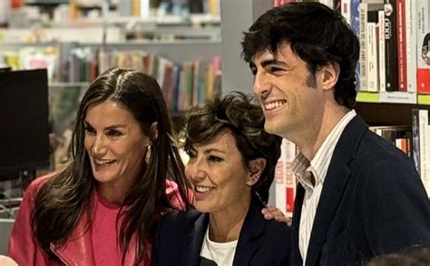 La Reina Letizia Sorprende A Su Amiga Sonsoles Ónega En La Firma De La