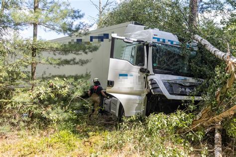 Unfall A73 Laster Durchbricht Wildschutzzaun Gefahrgut Transporter