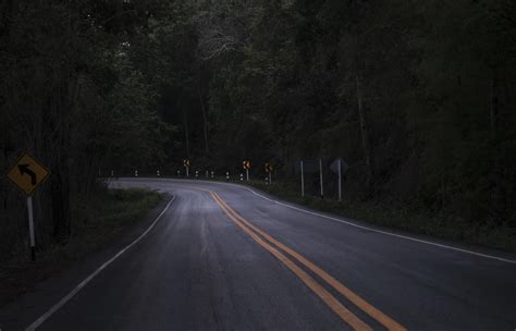 estrada na visão escura na estrada da montanha entre árvores da