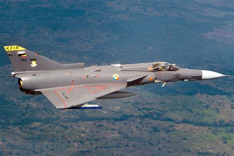 Defensa y Armas El escuadrón Kfir de la Fuerza Aérea Colombiana está