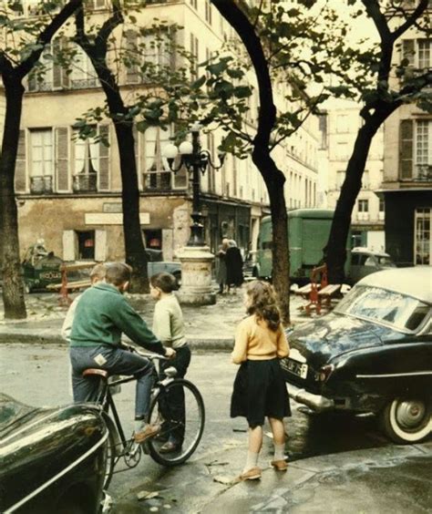 28 Amazing Color Photographs That Capture Daily Life Of Paris During