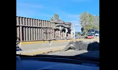 Toma precauciones Tráiler vuelca sobre la autopista México Puebla