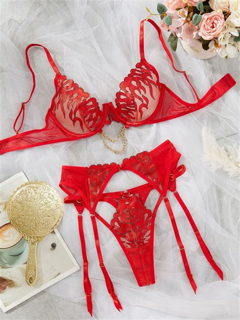 Set Lenjerie Intima Sexy Din Dantela Brodata Cu Lanturi Decorative