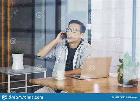 Hombre De Negocios Asi Tico Que Trabaja En El Ordenador Port Til En