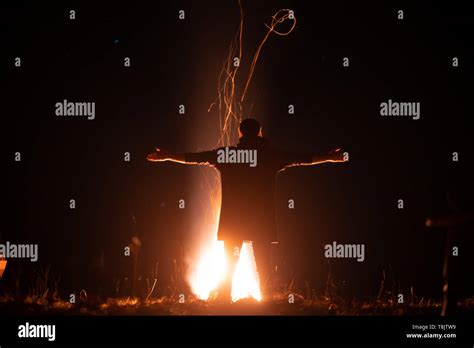 Silueta Humana Brazos Abiertos Fotograf As E Im Genes De Alta